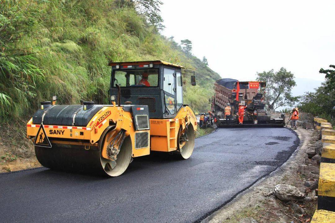 连日来,元阳公路分局多措并举,以g245巴金线k1951 000至k1973 610路段