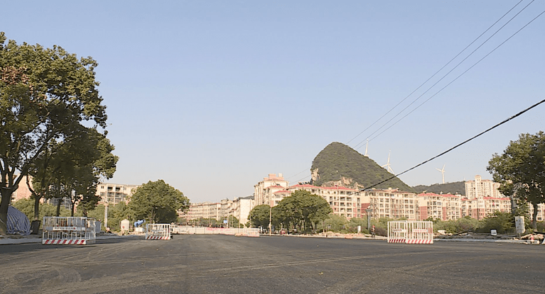 近日,记者从该项目部获悉,龙城大道改造项目马湖路至绕城公路段施工