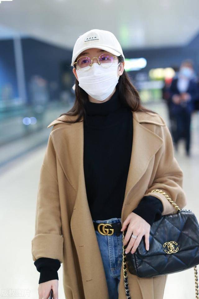 蒋梦婕身穿薄款大衣现身机场内搭黑色毛衣牛仔裤随性不失大气