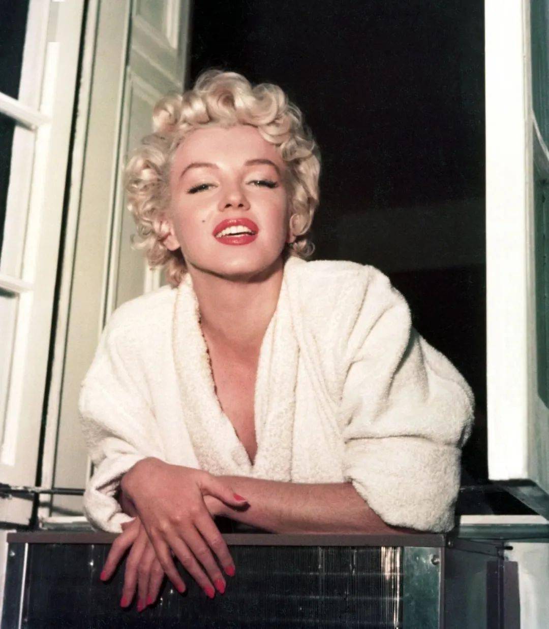 记者问她晚上穿什么入睡,她说,香奈儿5号香水.是不是很梦露?