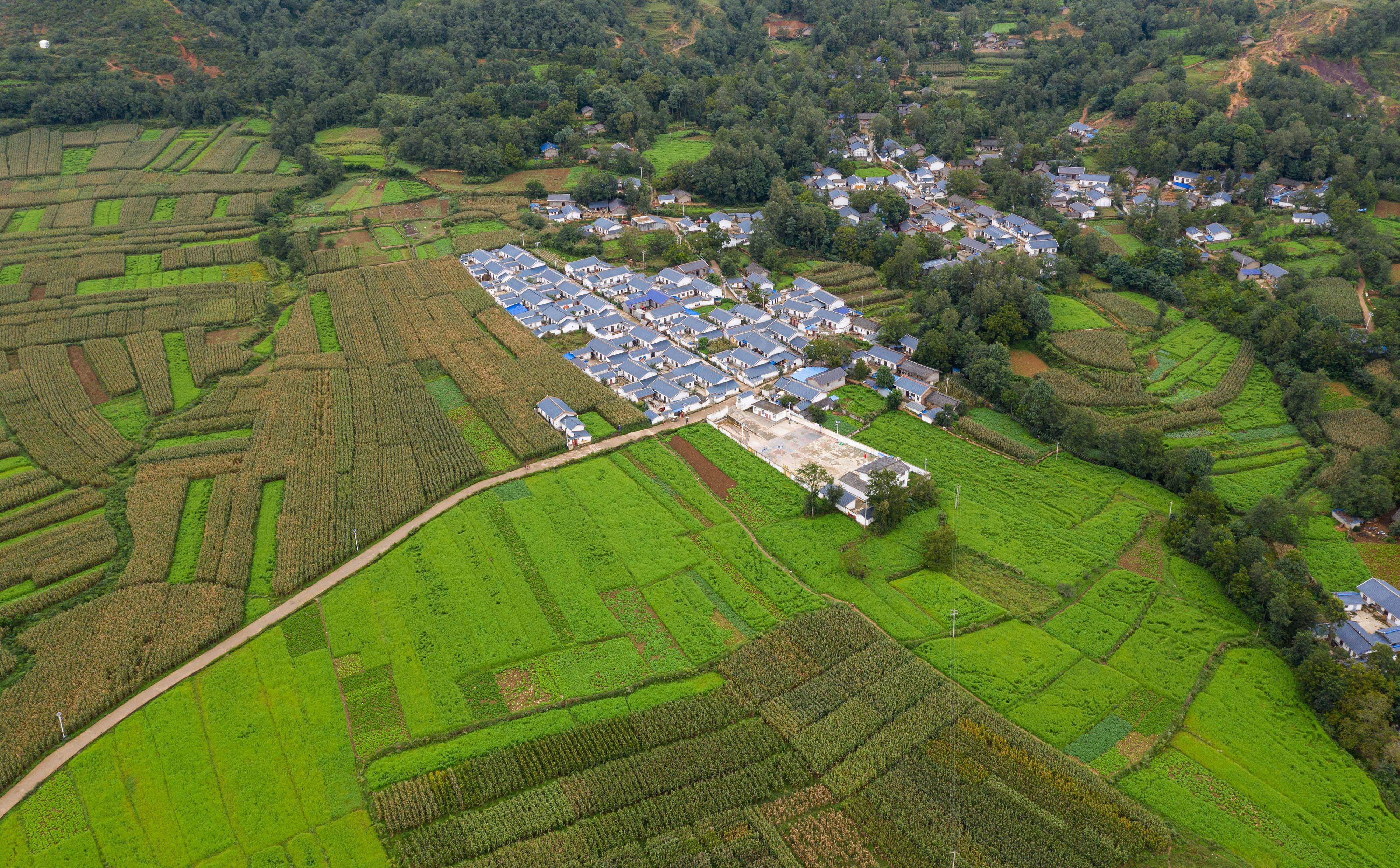 成都,2020年10月17日鸟瞰大凉山腹地昭觉县俯瞰昭觉县城城北乡瓦古村