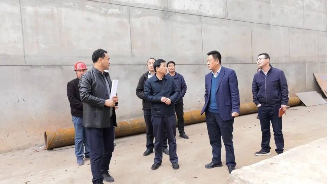 杨晓锋一行在县政府副县长董永祥的陪同下,先后来到庆丰供热公司,供热