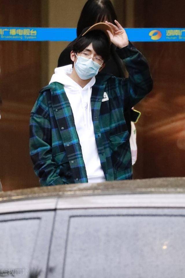 张新成素颜戴眼镜现身金鹰节彩排,向粉丝挥手依旧是"暖二哥"