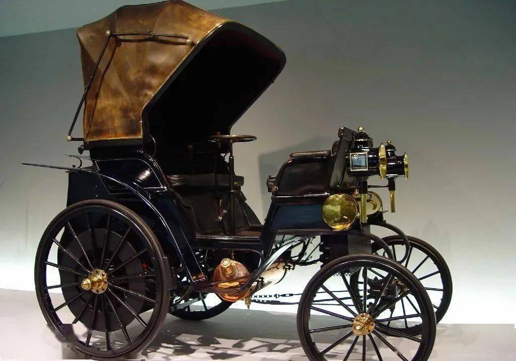 同年他将自己研发的内燃机装在了四轮马车上 制造了第一辆四轮汽车