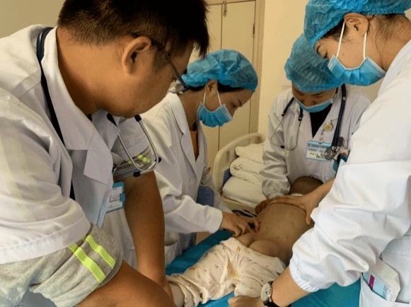 帮扶队员齐兴菊主治医师在县医院开展儿科腰椎穿刺术,骨髓穿刺术等新