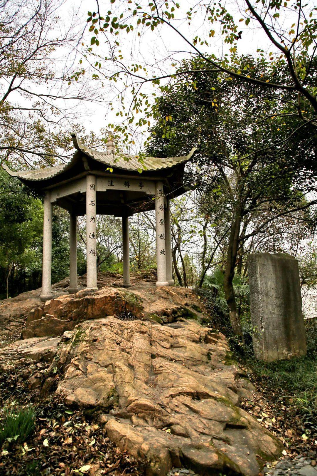 岘山为天目群山西来之尾"在城南二里,下瞰碧浪湖千顷练平,为城南胜境