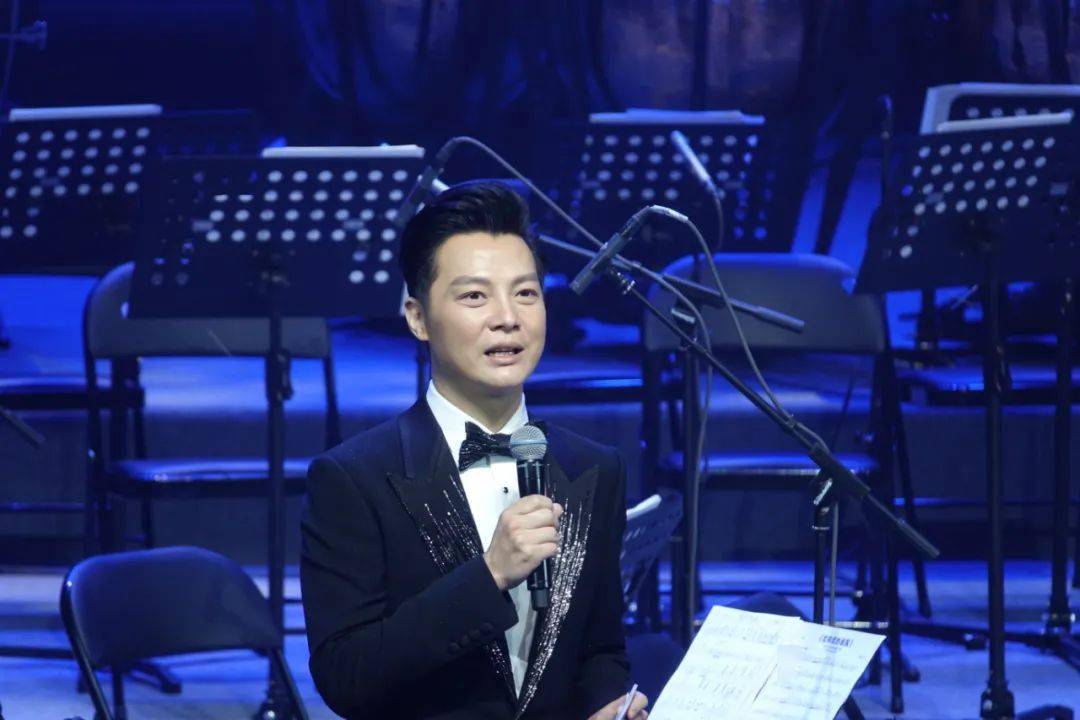 任鲁豫主持诗歌音乐晚会.连续朗诵《跟着淇河回家》.