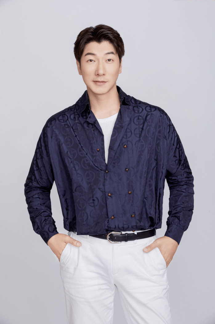 张亮戴军江映蓉在《庞氏骗局》中,我们将穿越回到百年前,通过庞兹的