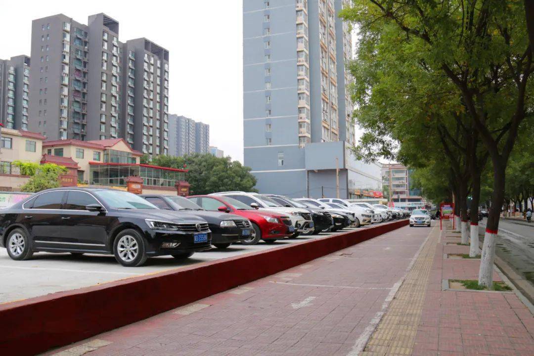 武安市道路两侧不围了拆除建设绿美公园和停车场美景挡不住了为大美