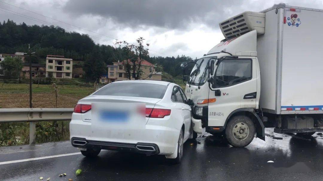 力保持好安全车速和车距禁忌猛踩油门和急踩刹车以免引发交通事故来源