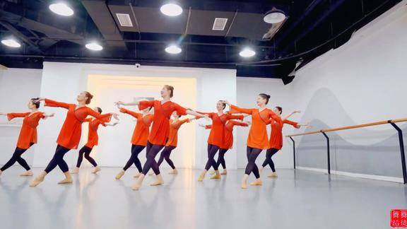 古典舞身韵花梆步碎步轻盈优美进退横行都像天女散花