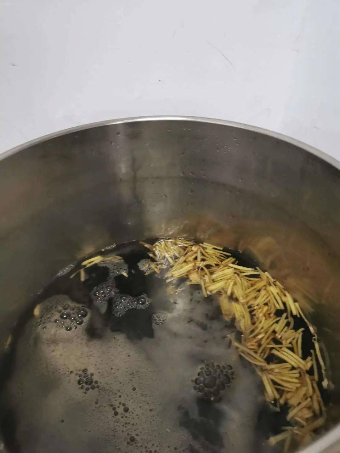 秋意渐浓高一a部班主任准备姜丝可乐驱寒冷