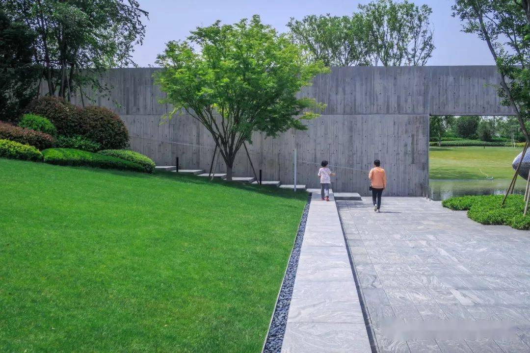 经过细致的空间整地设计,缓缓而上的草坡也是一个天然的"台阶座椅区"