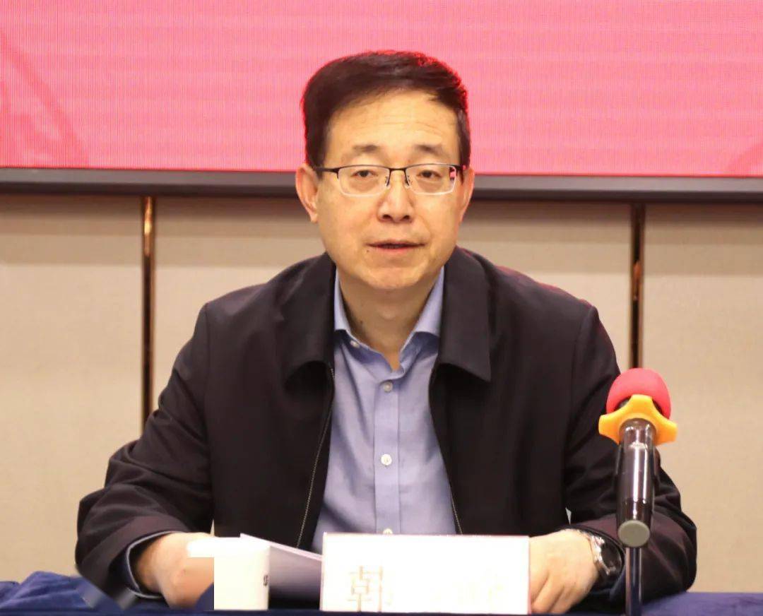 省司法厅党委委员,副厅长韩世峰参加座谈会并为法律援助志愿者颁奖