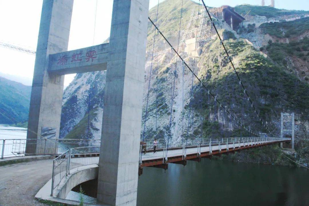 桥的那边是大理州永平县的博南山,这边的山叫罗岷山,中间的澜沧江礁石