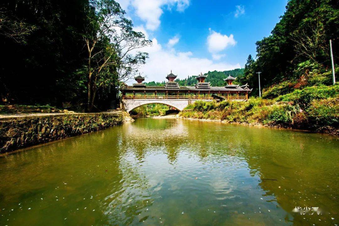 这里,历史悠远,据清光绪廿八年(1902年)《天柱县志》载:"循礼里夏藤寨