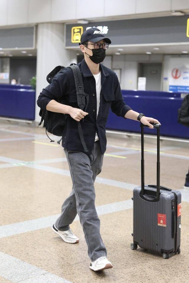 朱亚文棒球帽搭黑色夹克低调休闲黑款眼镜显文艺儒雅