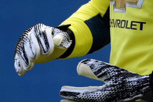 曼联门将德赫亚的手套;times photographer marc aspland伯恩利球场上