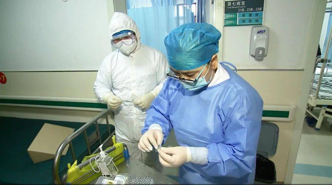 空中营救临泉这对医护夫妇紧急救治飞机乘客