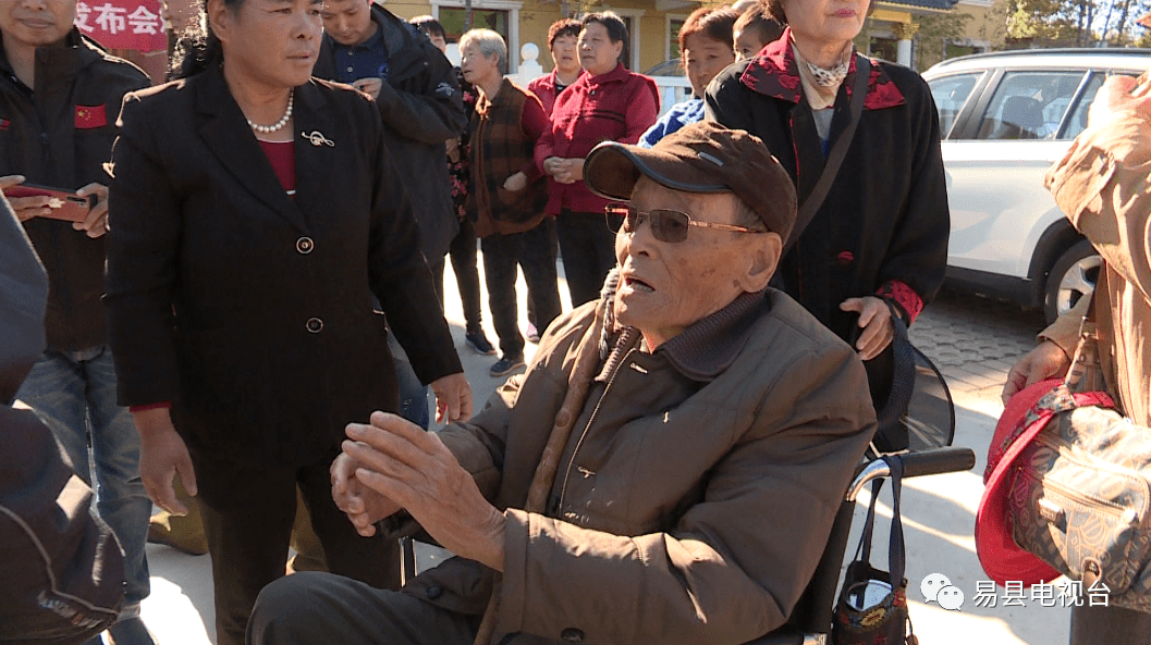 内容 10月17日上午,97岁的老将军房扬达在易县台底村树立起一块写有