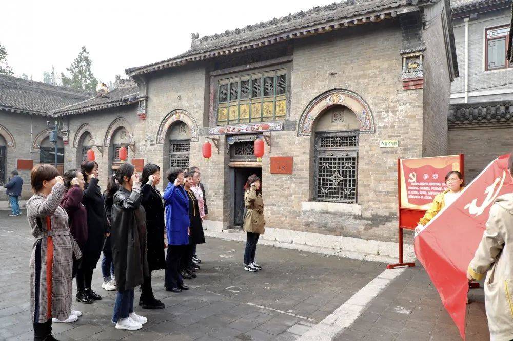 市妇联开展"巾帼心向党 奋进新时代"爱国主义教育活动