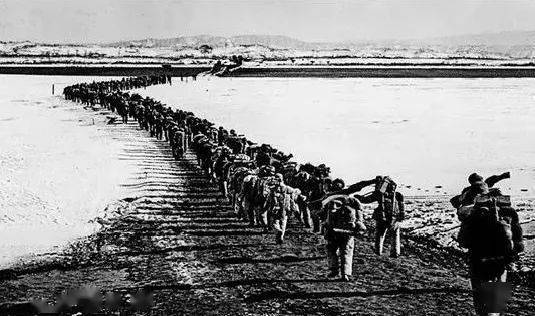 1950年10月19日,中国人民志愿军雄赳赳,气昂昂跨过鸭绿江,和朝鲜人民