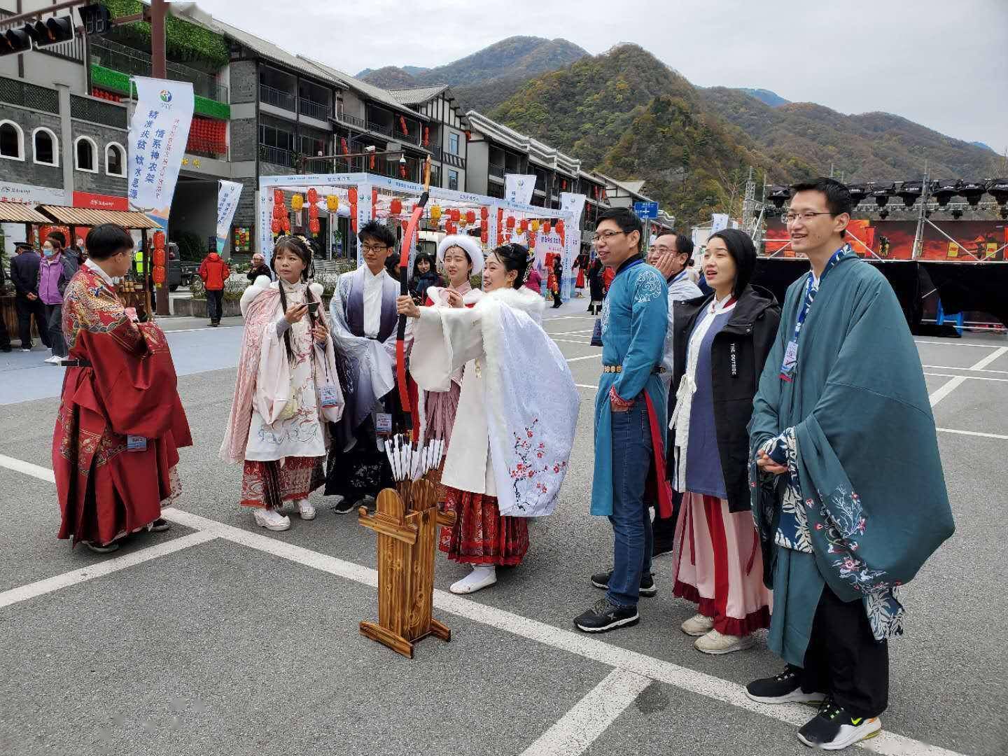 云间湿地同袍共聚神农架首届汉服文化旅游节开幕