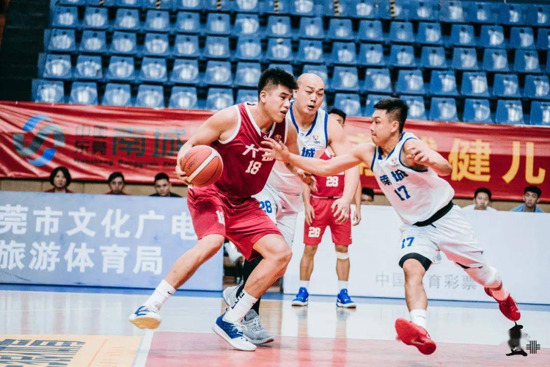 南城队王宇不断利用身体优势冲击内线,防守端,大朗队严防王宇,接着