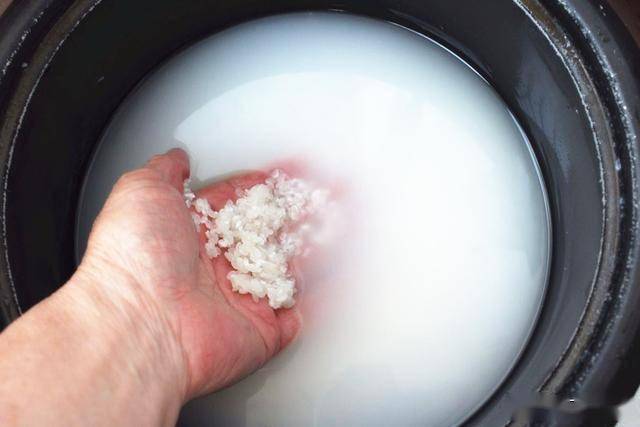 淘米水是好宝贝,别再倒掉了,教您淘米水的3个用法,简单实用