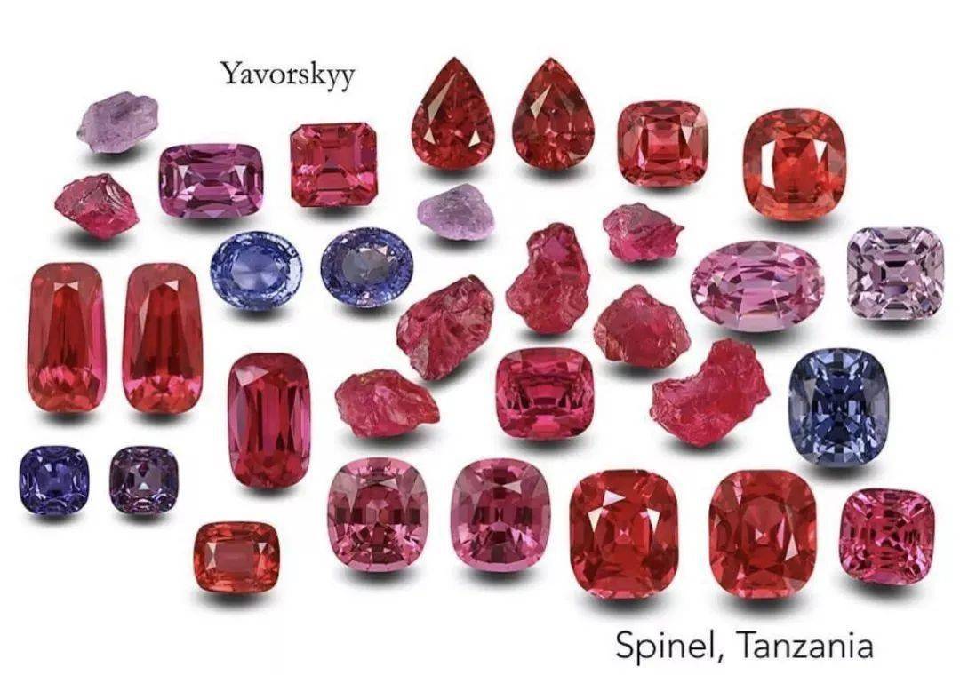 通常来说,总是泛着灰色的蓝色尖晶石是铁致色的,另一种色泽浓到发黑的