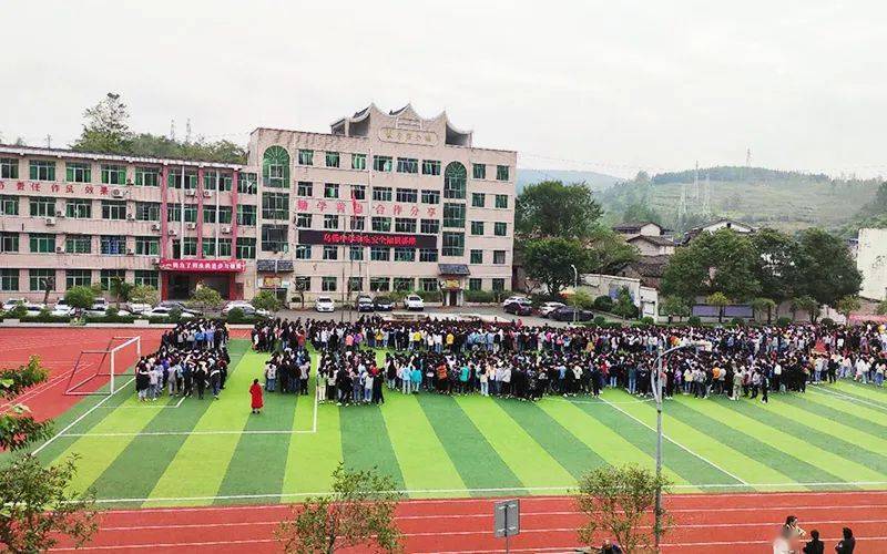 积极构建校园良好的消防安全环境,10月19日,忠县乌杨中学组织全校师生