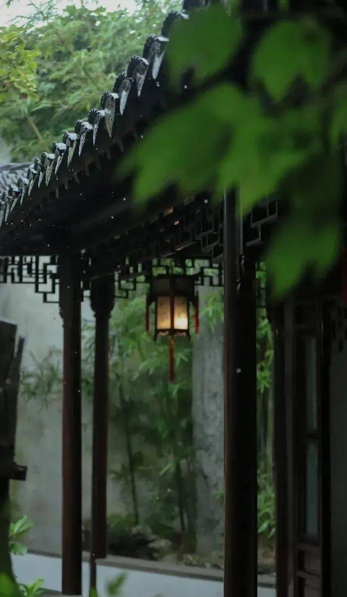 窗外秋雨淅沥,整个城市被墨色沉沉笼罩着.