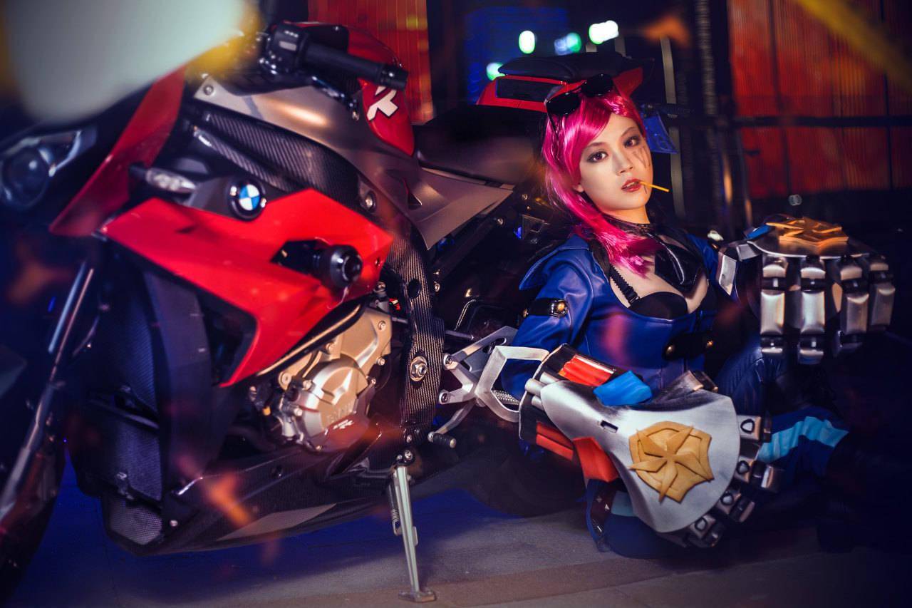 英雄联盟女警官蔚cosplay,尝尝我的拳头