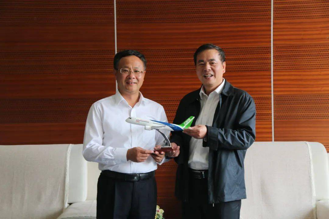 副校长盛春与中国商飞上海飞机制造有限公司党委委员,副总经理谭祥升