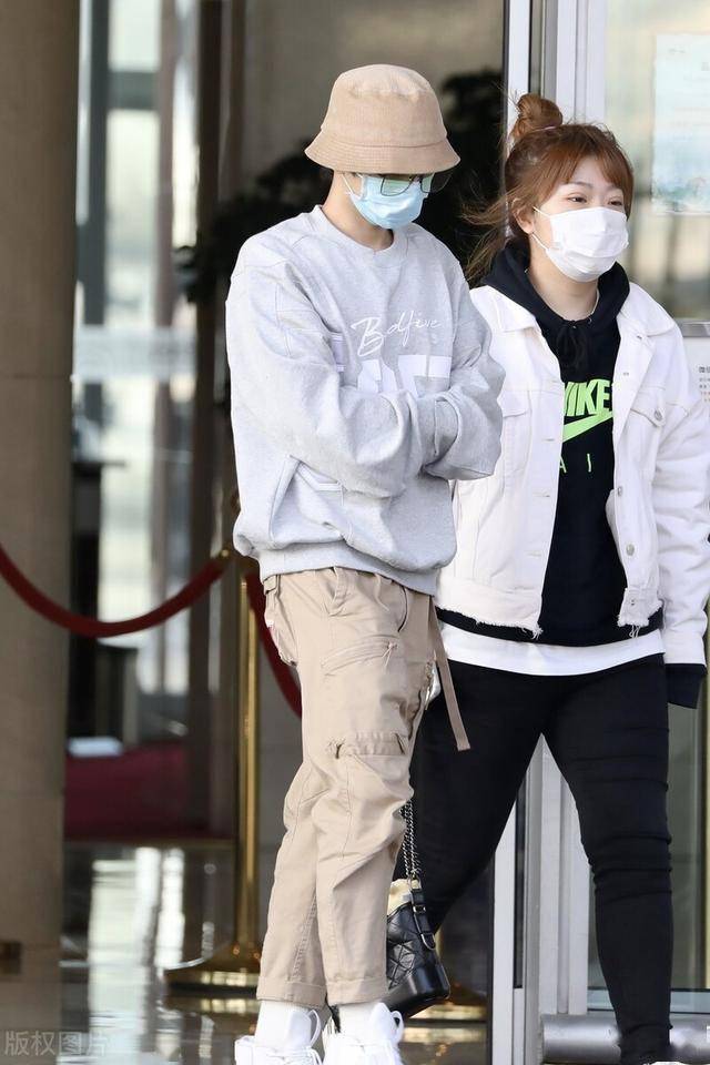 华晨宇穿灰色卫衣戴卡色渔夫帽低调现身机场,抱着双臂看着冷极了