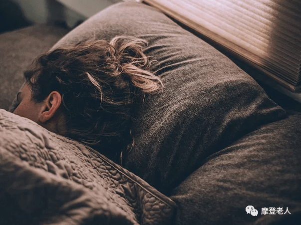 如果晚上不能及時睡覺,或睡眠質量不好,第二天少陽之氣沒有升起,人就