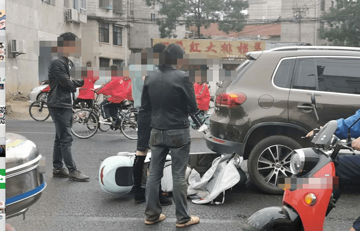 遂川慈云路发生一起车祸,一电动车被卷车底