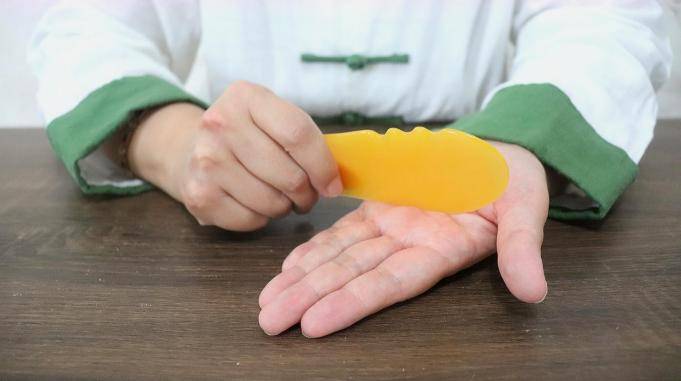 想要晚上睡得好,每天刮手不能少!1个动作3分钟,宁心安神睡的香