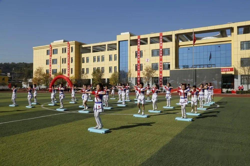 光明////小学//在经过一上午的比赛追逐后,北京师范大学全国体育