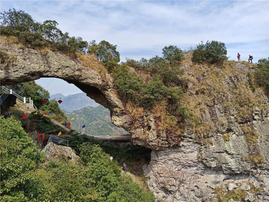 李崇相摄仙桥,凌空而越,直冲云霄,空灵险绝.