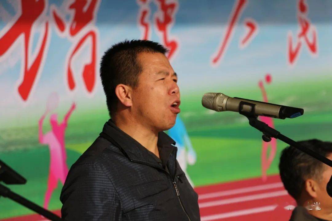 市人民政府副秘书长黄飞虎同志宣布:"中卫市第三届中学生田径运动会