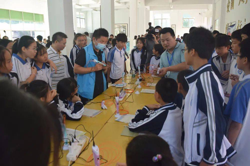 市科普进校园在梅塘镇梅峰初级中学隆重举行