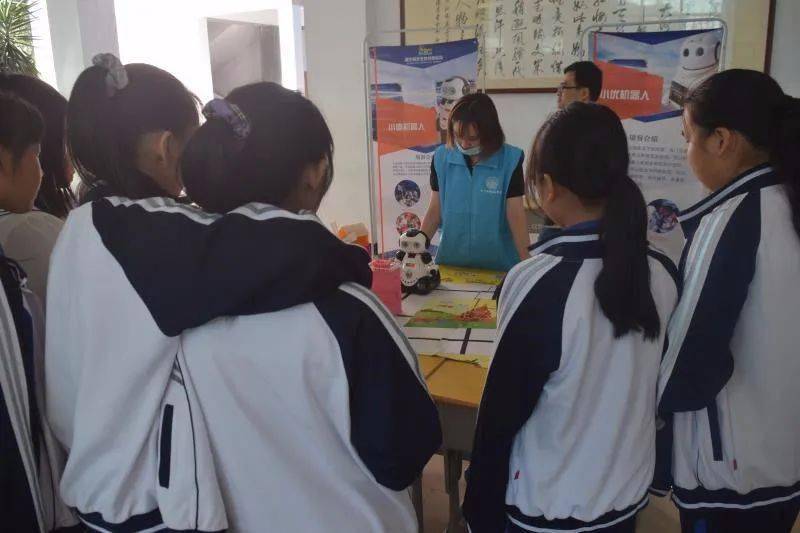 市科普进校园在梅塘镇梅峰初级中学隆重举行