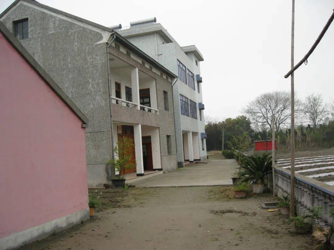 九十年代,人们觉得二层楼又落后了,又有人造起了三楼立体式的楼房,这