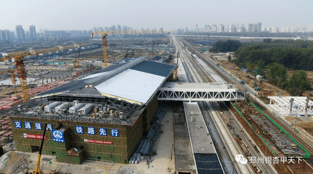 5万平方米,采用线侧平式站型,站房共两层,局部设置地下室,主体高度23.