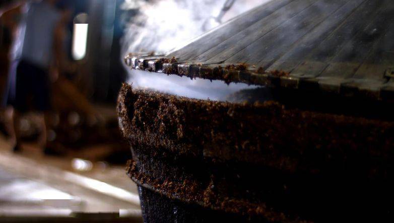 一杯纯粮酒背后是匠人匠心与大自然的孕育