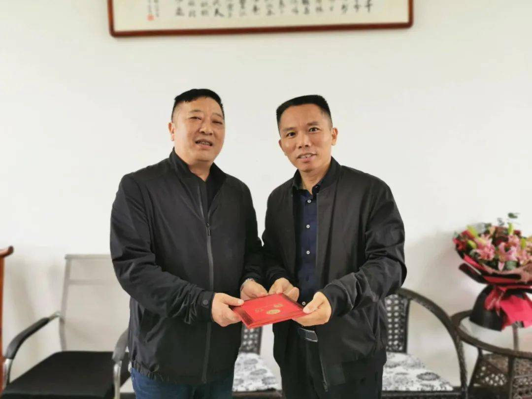 我校领导赴余干县古埠中心小学看望慰问优秀校友