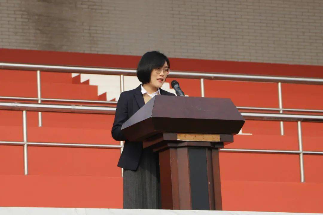 教师代表何璐向新生送上祝福,并从就业形势出发,为学生解读了学校的线