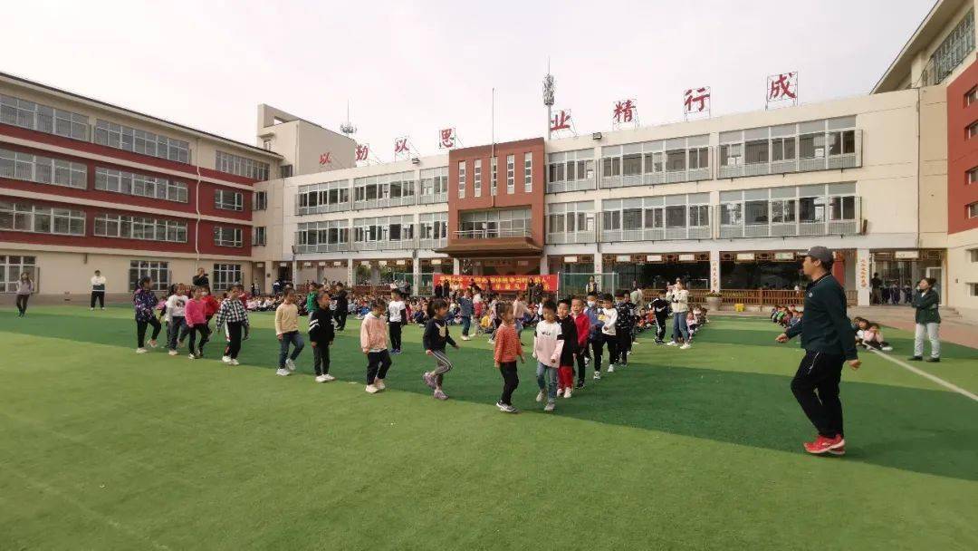 华明小学开展"学四史 强体魄 争当时代新人" 主题活动暨队列展示活动