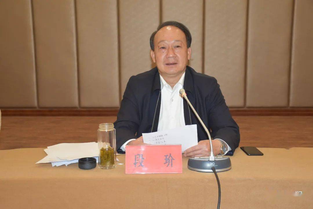 段玠在会上作讲话,按照省政协"协商在基层"工作要求,州政协及时作了